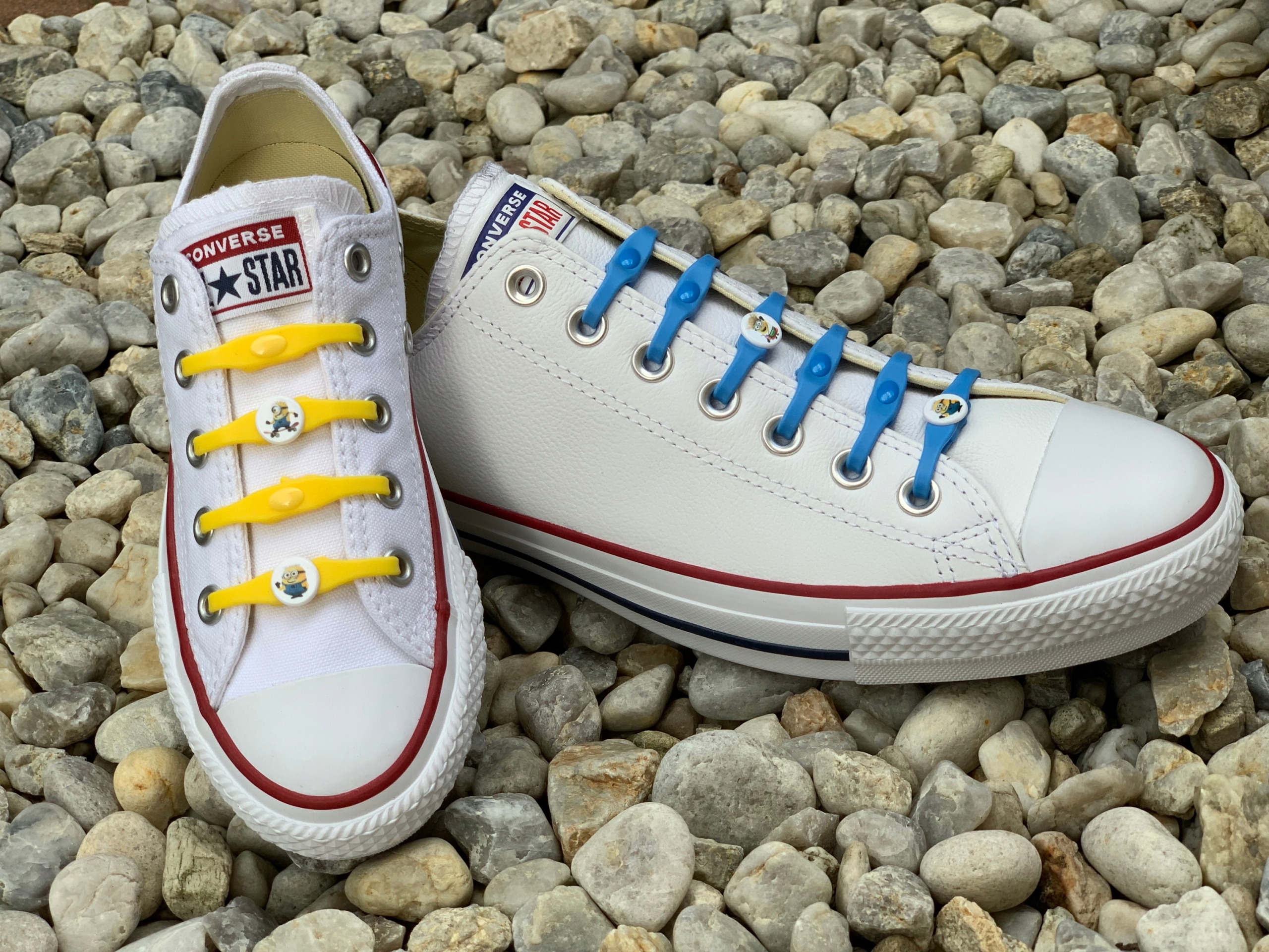 sznurówki Shoeps na białych tenisówkach